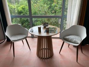 a table and two chairs in front of a window at COUETTE et CAFÉ L'AGENCE in Boutigny-sur-Essonnes +25 photos