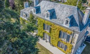 an overhead view of a house with ivy on it at Manoir du Village in Irais
