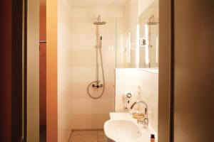 a small bathroom with a sink and a shower at Gästehaus im Flüsterbogen in Görlitz
