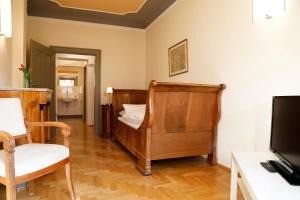 a bedroom with a bed and a tv in a room at Gästehaus im Flüsterbogen in Görlitz