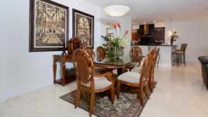 a dining room with a table and chairs at 515 Mariners Club in Key Largo