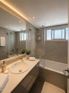a bathroom with a sink and a shower and a tub at Villa Gardenya וילה גרדניה אילת in Eilat