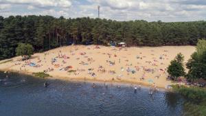 an overhead view of a beach with people on it at Nad Zalewem - pokoje przy plaży in Kobyla Góra