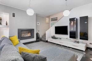 a living room with a couch and a tv at Villa In Saronno in Saronno