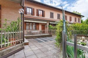 a house with a fence in front of it at Villa In Saronno in Saronno