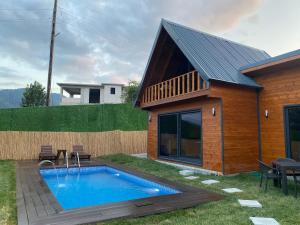 a house with a swimming pool in the yard at Doğa ile başbaşa dağ evi in Karadere