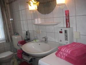 Koupelna v ubytování Haus Bärbel + 19 fotografií