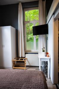 a bedroom with a bed and a window at Hotel La Tonnellerie in Spa
