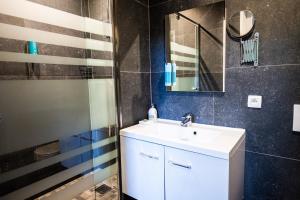 a bathroom with a sink and a shower at Hotel La Tonnellerie in Spa