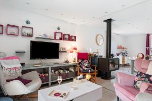 a living room with a flat screen tv at Le Clos D'audio in Riols