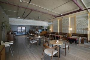 a restaurant with tables and chairs in a room at فندق اناف in Medina