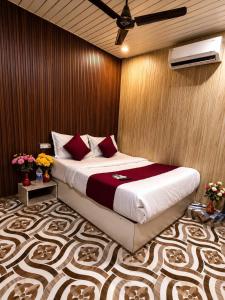 a bedroom with a large bed in a room at Hotel Akasa View in Mumbai