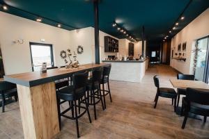 a bar in a restaurant with chairs and tables at NUR Camping Stellplatz OHNE Zelt oder Wohnwagen sowie Schlaffässer in Groß Kordshagen
