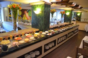 una línea de buffet con muchos tipos diferentes de comida en Hotel San Marcos Grand, en Culiacán