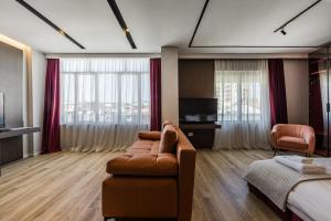 a living room with a couch and a bed at Hotel Aquila D in Durrës