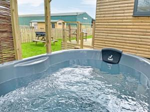 a plunge pool with water in a backyard at The Rams Rest - Uk48823 in Kirby Misperton