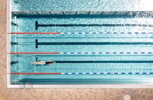 ein Schwimmer in einem Schwimmbecken in einem Schwimmbecken in der Unterkunft Rogner Bad Blumau in Bad Blumau
