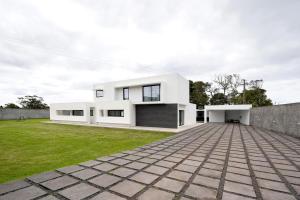 a white house with a large driveway at Bella Casa - piso inferior in Angra do Heroísmo