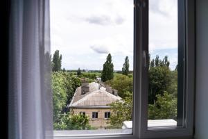 an open window with a view of a building at Готель Бутік Сіті in Kropyvnytskyi