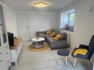 a living room with a couch and a table at Kastanienidyll in Grabowhöfe