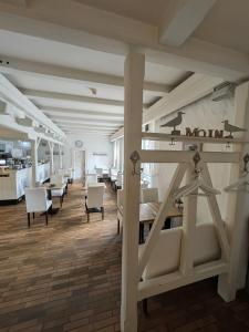 a waiting room with white chairs and a sign that reads mom at Hotel Flensburger Hof in Flensburg
