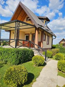 a house with a walkway in front of it at Vikendice Božić in Višnjićevo