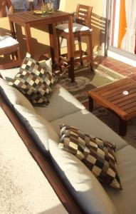 ein Bett mit zwei Kissen auf einem Zimmer in der Unterkunft Au Coeur du Village Naturiste in Cap d'Agde
