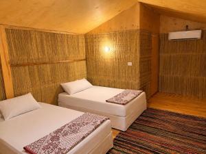 ein kleines Zimmer mit zwei Betten in einem Zimmer in der Unterkunft Falak in Taba