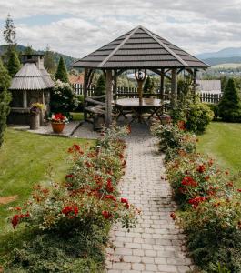 a garden with a picnic table and a gazebo at U Bochniaka in Czorsztyn