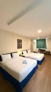 a hotel room with two beds and a room with at Metroinn Hotel in Arau