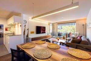 a kitchen and living room with a table and chairs at Buchtoase in Spiez