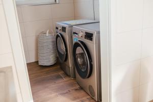 a washer and dryer in a laundry room at NUR Camping Stellplatz OHNE Zelt oder Wohnwagen sowie Schlaffässer in Groß Kordshagen +20 photos