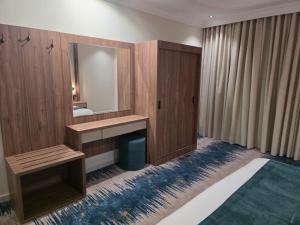 a bathroom with a sink and a mirror at جلنار الشرق للشقق المخدومة in Jeddah +13 photos