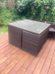 a television sitting on top of a wooden deck at Chambre sympa in La Chapelle-sur-Erdre