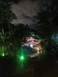 Nachtansicht eines Docks mit einem Boot im Wasser in der Unterkunft Hotel Jasy in Puerto Iguazú + 27 Fotos