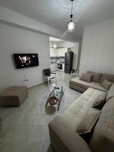a living room with a couch and a table at Paradise Apartment Radhime in Radhimë