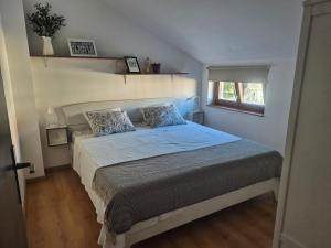 a bedroom with a bed and a window at Apartment Vdovjak in Malinska