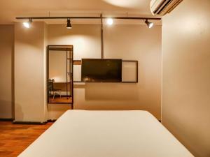 a bedroom with a bed and a flat screen tv at ibis Copacabana Posto 2 in Rio de Janeiro