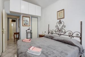 a bedroom with a large bed with two towels on it at Terrazza nel Vigneto - Free parking in Tellaro