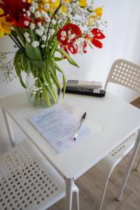 a vase of flowers sitting on a table with a vase of flowers at B&B 10 mt dal duomo in Benevento +21 photos