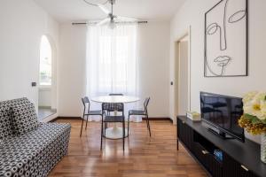 a living room with a table and a couch at Bebyme - EPICENTRUM in La Spezia