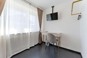 a room with a desk and a window at Air Linz Residence in Linz