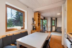 a room with a table and chairs and a window at Haus Ersfeld – Gartenwohnung in Bad Teinach-Zavelstein