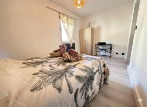 a bedroom with a bed with a blanket on it at Le Domi Hyper Centre Proche Cols Stations in Saint-Jean-de-Maurienne