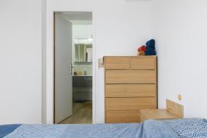 a bedroom with a bed and a dresser at Comfy Counord place in Bordeaux