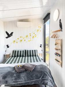 a bedroom with a bed and a window at Gem on the Hill by Tiny Away in Romsey