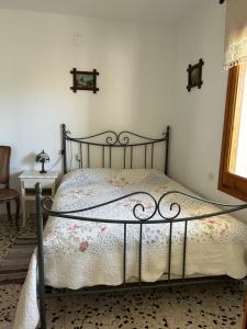 a bedroom with a bed with a wrought iron frame at Apartmento Sant Pau 7 in Llança