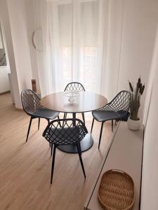 a dining table and chairs in a room at Novelli Homes in Formigine