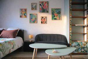 a living room with a couch and a table at L'Atelier de Tropique in Saverne