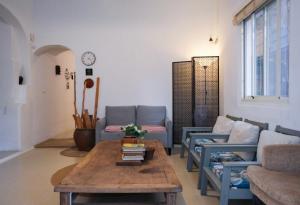 a living room with couches and a coffee table at Maluda B&B in Taimali